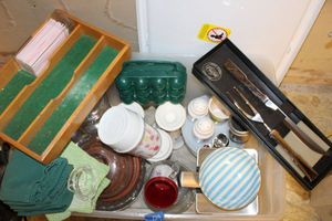 lot 129 image: Kitchen items with carving set and cake bomb mold