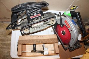 lot 131 image: Tools Router edge guide, Craftman 7-14 circular saw, Sears 3 belt sander