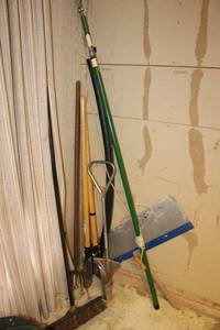 lot 133 image: Yard tools, steel Scraperedger