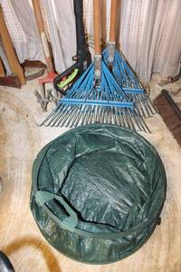 lot 134 image: Yard tools and pawer sprayer handle, with collapsable leaf bag
