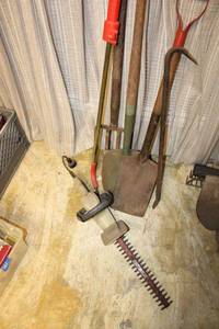 lot 138 image: Yard tools with crow bar and electric hedger