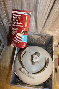 lot 141 image: Propane tank and propane torch kit