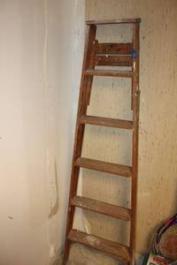 lot 137 image: Wooden 6 ladder
