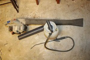 lot 161 image: Yard tools plastic tank sprayer, Echo power blower