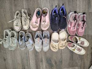 lot 189 image: Girls kids shoes, various sizes