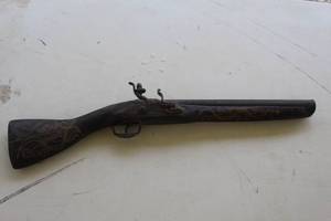 lot 65 image: This is a decorative, non-firing replica Ottoman-style blunderbuss flintlock pistol