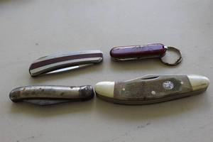 lot 43 image: Smith & Wesson knife and other pocket knives