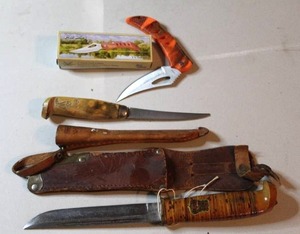 lot 24 image: Frost Cutlery pocket knife, vintage filet knife and hunting knife