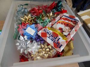 lot 38 image: Tote of bows