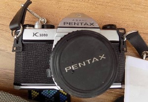 lot 70 image: Pentax K-1000 35 mm camera with case