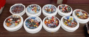 lot 18 image: Garfield Christmas decorative plates