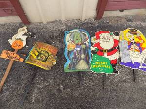 lot 77 image: Signs- Halloween x 4 and christmas