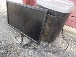 lot 81 image: Dell monitor Fellows shredder top has crack