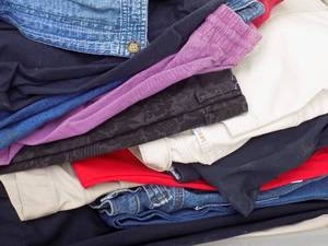 lot 83 image: clothing ladies pants - medium  in crate clean