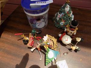 lot 104 image: Golf ornaments, TAZ and christmas jr PLUS