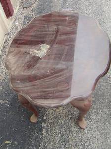 lot 5 image: Oval coffee table with Queen Anne legs  22 H X 28 L X 22 W