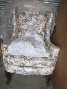 lot 13 image: NICE Queen Anne Chair floral  44H