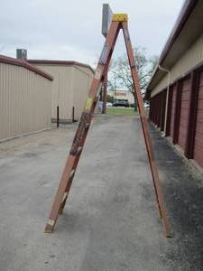 lot 8 image: Werner 8 foot ladder
