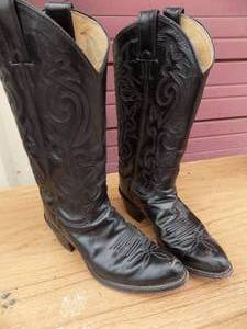 lot 108 image: Black Justin  boots size 6.5