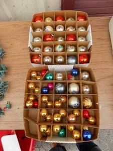 lot 115 image: 2 trays christmas ornaments