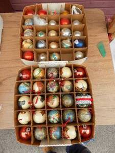 lot 113 image: trays of christmas ornaments x2