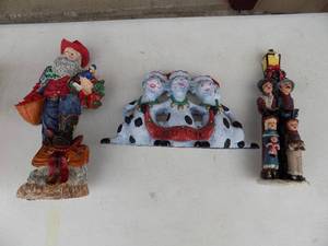lot 116 image: Cowboy Santa, singing cows x 3 and carolers
