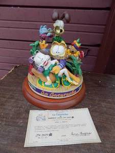 lot 140 image: Danbury Mint  S&NA 1445 Garfield musical figurine on wood base