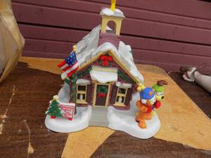 lot 51 image: Garfield christmas village The Schoolhouse Danbury Mint