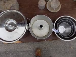 lot 164 image: Stock pot, angel food pan, metal mixing bowls