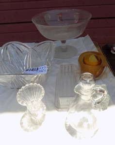 lot 175 image: Clear glass small vase, bowl, cruet, dish and candle holder gold