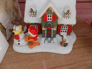 lot 53 image: Garfield christmas village Christmas at Garfields Danbury mint