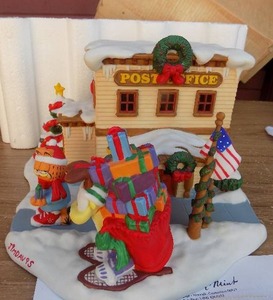 lot 221 image: GARFIELD CHRISTMAS VILLAGE - THE POST OFFICE   DANBURY MINT  COA