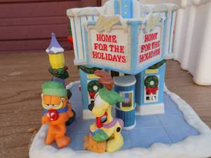 lot 223 image: GARFIELD CHRISTMAS VILLAGE - AT THE MOVIES   DANBURY MINT  COA