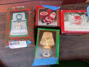 lot 225 image: CHRISTMAS CANDLE COLLECTION