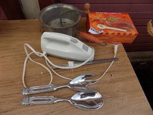 lot 254 image: ELECTRIC KNIFE, SALSA BOWL, SALAD SERVERS & FOLEY FOOD MILL