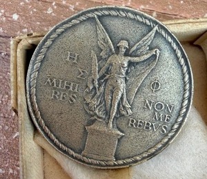 lot 16 image: Medal Praneinestantif Linguarvm classic arum Classical language studies flip side Winged Victory