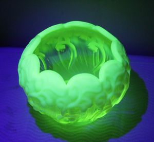 lot 26 image: Fenton uranium glass bowl