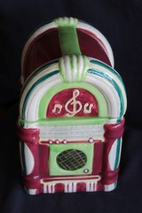 lot 126 image: Vintage Alco Industries ceramic jukebox cookie jar&nbsp
