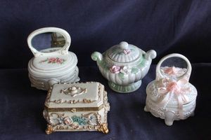 lot 140 image: Vintage ceramic and porcelain trinket boxes and vanity jars