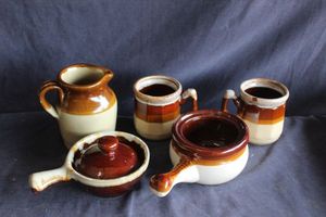 lot 149 image: Stoneware items, two mugs, chili bowls and pitcher