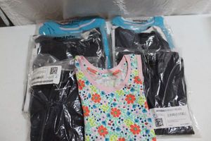 lot 287 image: Childrens tank tops