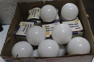 lot 282 image: Box of light bulbs