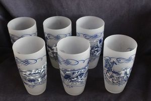 lot 303 image: Vintage Frosted Blue Willow pattern tumblers