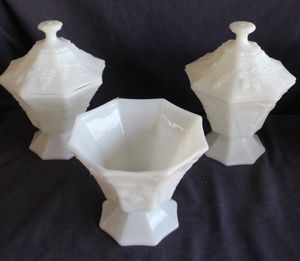 lot 307 image: Vintage Milk Glass Anchor Hocking Candy dishes