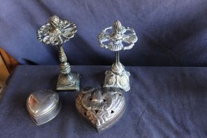 lot 314 image: Two heart trinket boxes and more