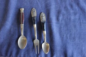 lot 316 image: Vintage Siamese flatware pieces