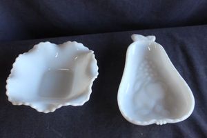 lot 318 image: Hazel Atlas milk glass dishes