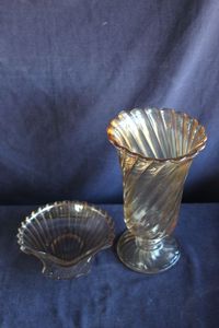 lot 321 image: Vintage Jeanette Glass items in Marigold iridescent