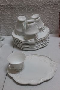 lot 328 image: Milk glass snack set