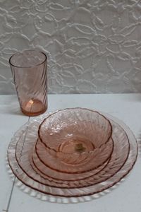 lot 329 image: Arcoroc France Rosaline Pink Swirl Dish set